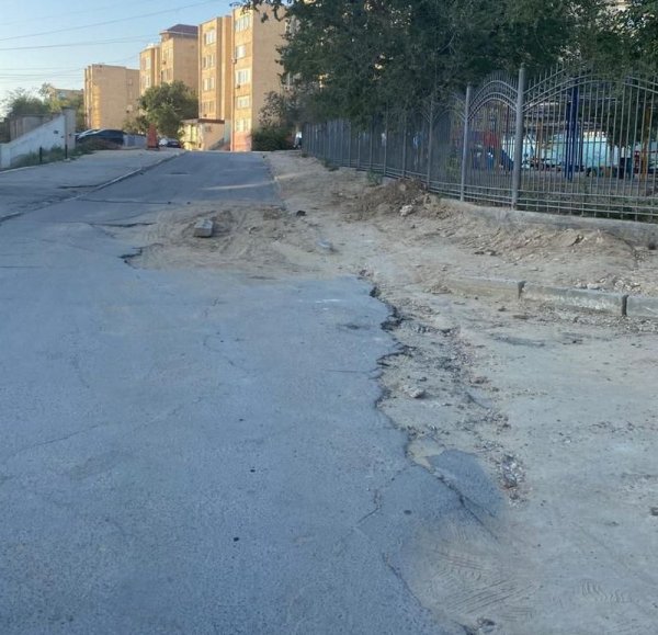 Разбитые дороги, опасные лестницы: жители Актау не могут дождаться благоустройства