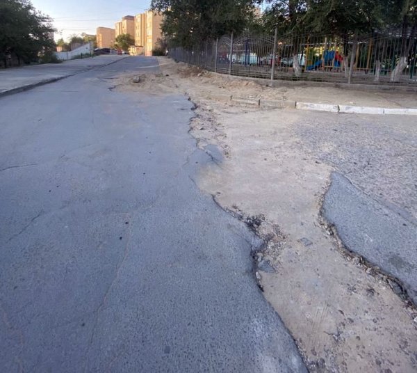 Разбитые дороги, опасные лестницы: жители Актау не могут дождаться благоустройства