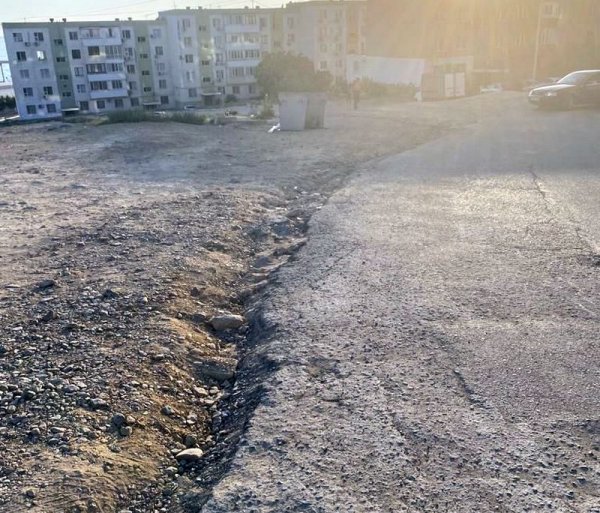 Разбитые дороги, опасные лестницы: жители Актау не могут дождаться благоустройства