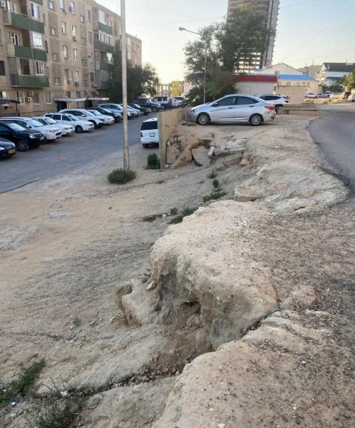 Разбитые дороги, опасные лестницы: жители Актау не могут дождаться благоустройства