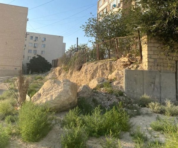 Разбитые дороги, опасные лестницы: жители Актау не могут дождаться благоустройства