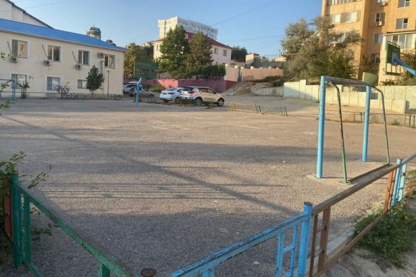 Разбитые дороги, опасные лестницы: жители Актау не могут дождаться благоустройства