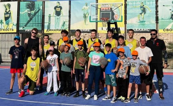 Впервые на море: воспитанникам детдомов из Павлодара устроили каникулы в Актау