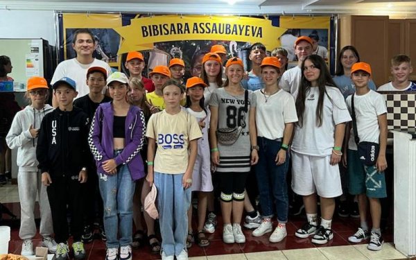 Впервые на море: воспитанникам детдомов из Павлодара устроили каникулы в Актау