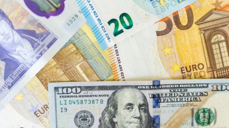 Курсы доллара и евро сравнялись в обменниках Казахстана 