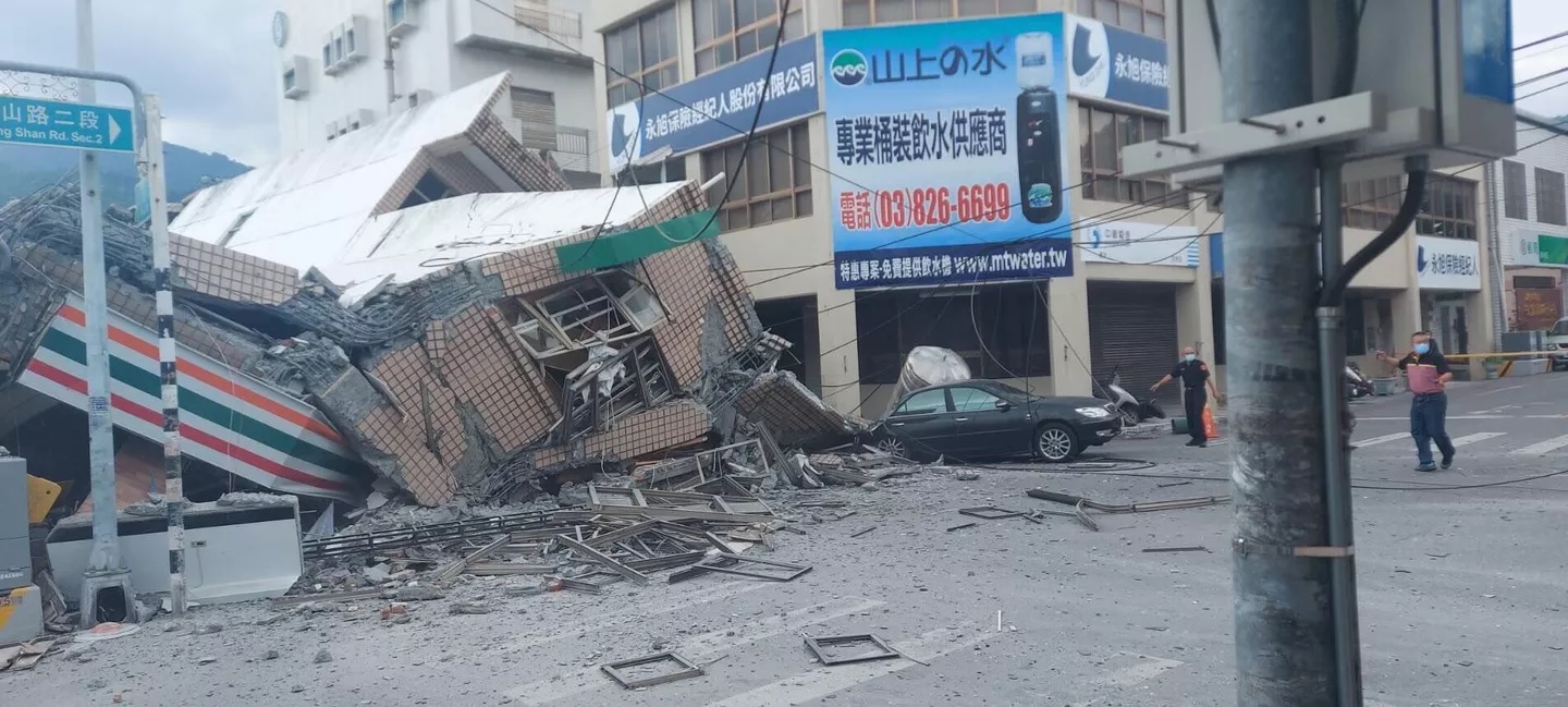 2 апреля 2024 землетрясения. Землетрясение. Землетрясение на Тайване. Обрушение зданий. Обвал здания.