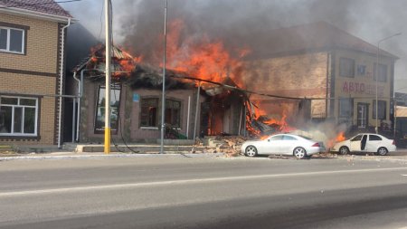 Крупный пожар в Костанае: директор оружейного магазина госпитализирован