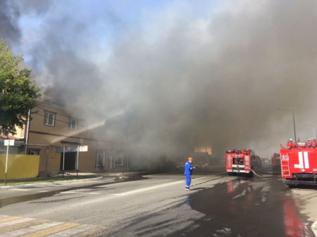 Крупный пожар в Костанае: директор оружейного магазина госпитализирован