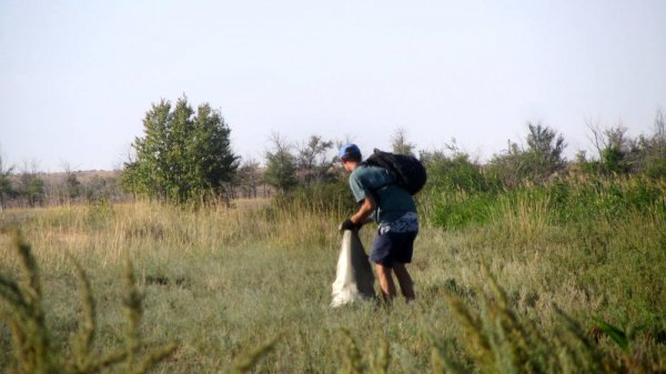 На собственном энтузиазме: жителя Актау застали за уборкой мусора в одном из сёл