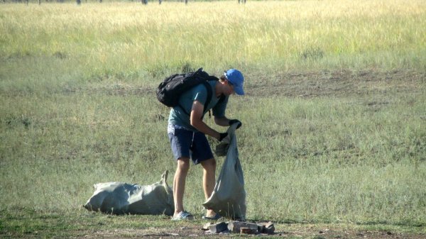 На собственном энтузиазме: жителя Актау застали за уборкой мусора в одном из сёл