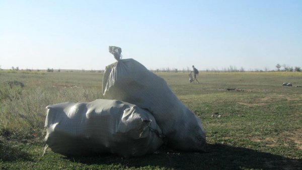 На собственном энтузиазме: жителя Актау застали за уборкой мусора в одном из сёл