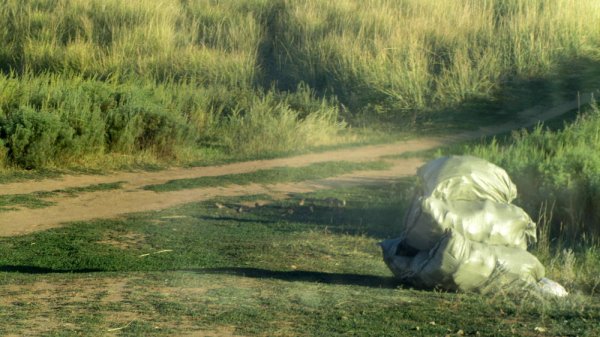 На собственном энтузиазме: жителя Актау застали за уборкой мусора в одном из сёл