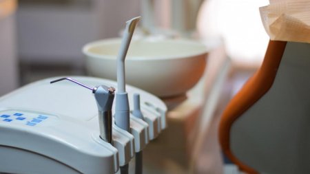 Стоматолог перечислила способы экономии на лечении зубов 