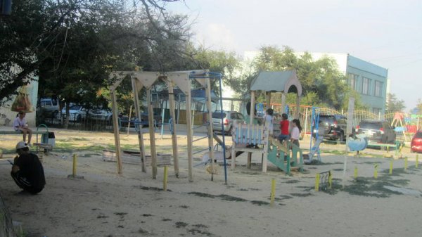 Конструкция накренилась на детской площадке в Актау
