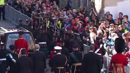 Скандал с принцем Эндрю на траурной процессии попал на видео
