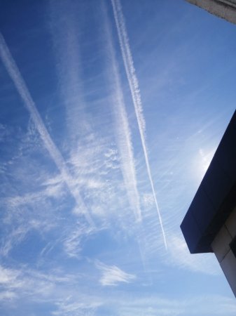 Множество конденсационных следов на небе удивили жителей Актау