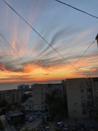 Множество конденсационных следов на небе удивили жителей Актау