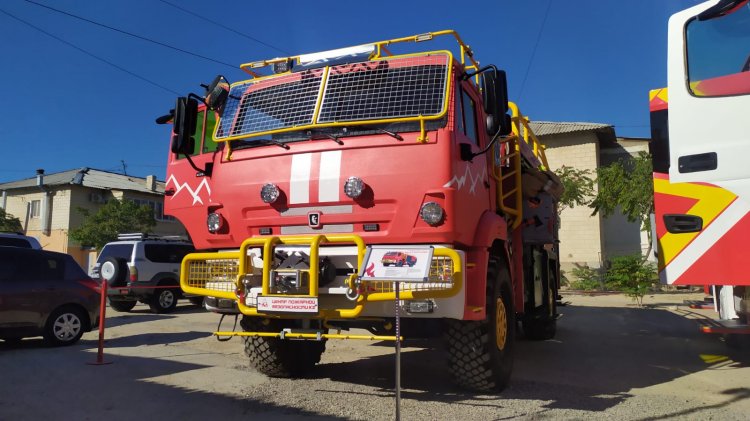 Maybach в пожарном депо: в Актау презентовали уникальные модели пожарных автомобилей
