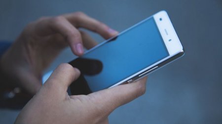 Криминалист предупредил, что смартфоны отслеживают разговоры своих владельцев