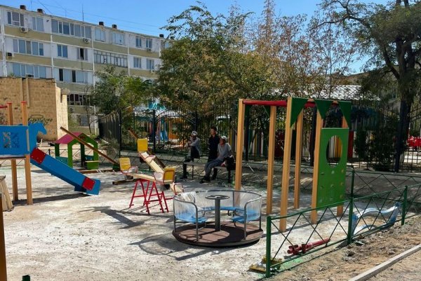 Накренившуюся конструкцию на детской площадке в Актау включили в график ремонта