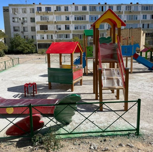 Накренившуюся конструкцию на детской площадке в Актау включили в график ремонта