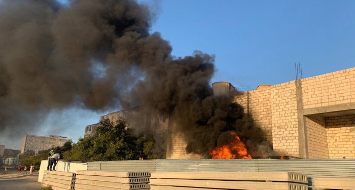 В Актау загорелся металлический контейнер