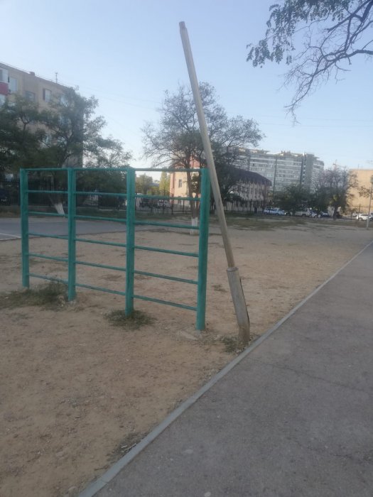 В плачевном состоянии: жители 12 микрорайона Актау пожаловались на ужасное состояние футбольного поля