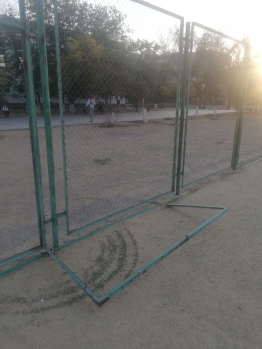 В плачевном состоянии: жители 12 микрорайона Актау пожаловались на ужасное состояние футбольного поля