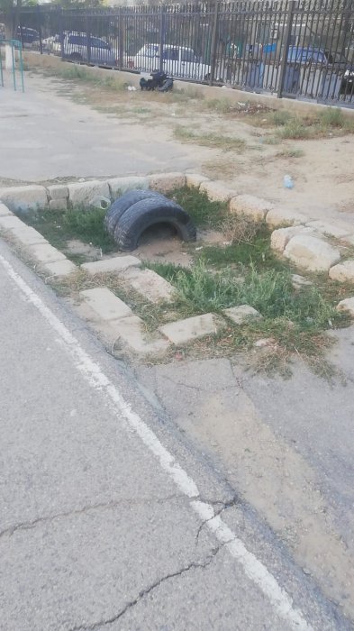 В плачевном состоянии: жители 12 микрорайона Актау пожаловались на ужасное состояние футбольного поля
