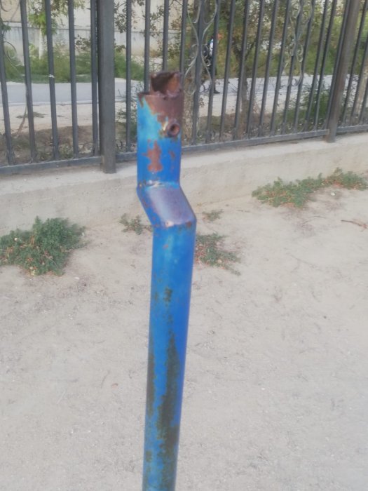 В плачевном состоянии: жители 12 микрорайона Актау пожаловались на ужасное состояние футбольного поля