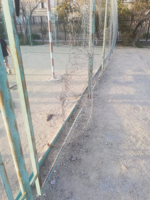 В плачевном состоянии: жители 12 микрорайона Актау пожаловались на ужасное состояние футбольного поля
