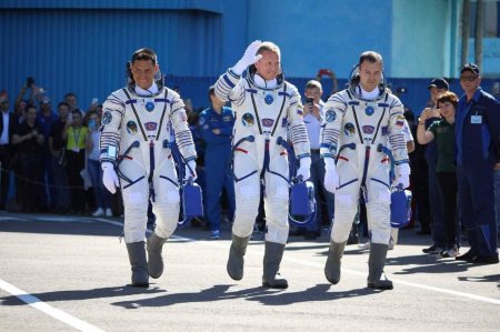 Ракета "Союз-2.1а" с тремя космонавтами на борту стартовала с Байконура 