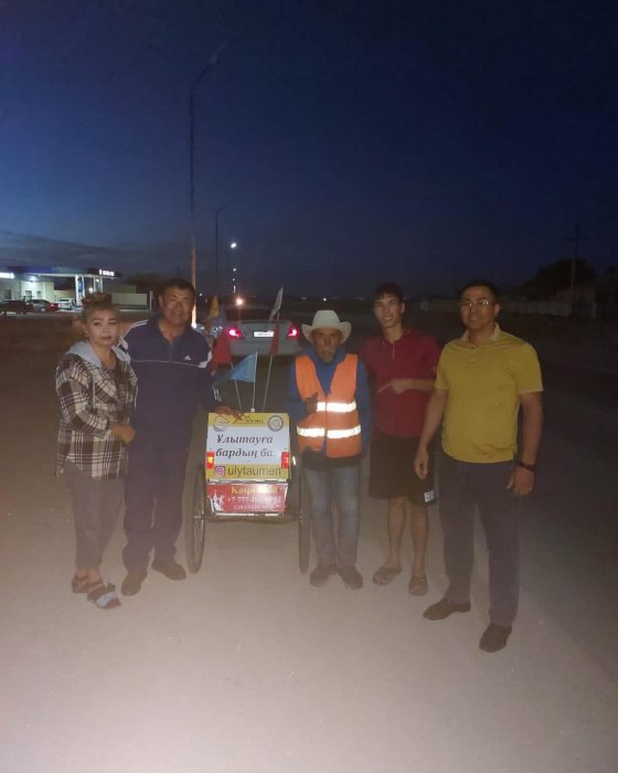 Идущий пешком через весь Казахстан 72-летний аксакал добрался до Жетыбая