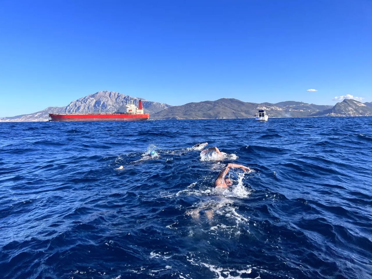 Гибралтарский пролив соединяет атлантический океан