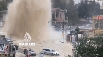 Фонтан в несколько десятков метров: в Баку прорвало водопровод