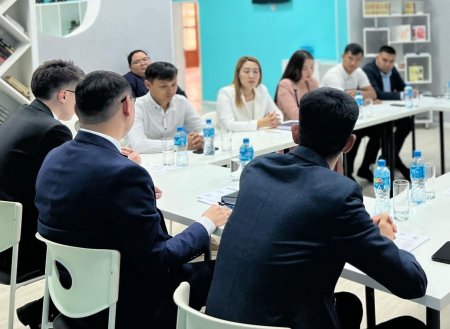 Заместитель акима области Улугбек Тналиев встретился с молодёжными лидерами