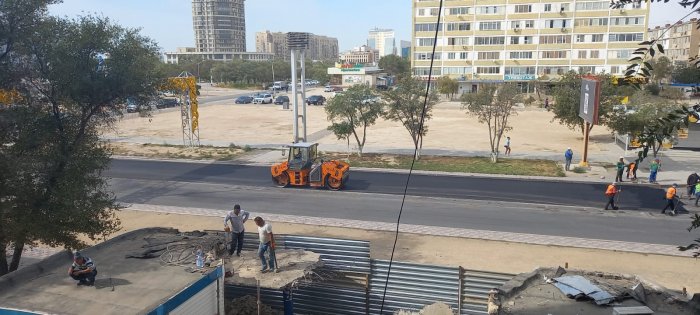 В Актау асфальтируют 7400 квадратных метров центральной дороги