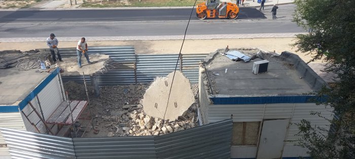 В Актау асфальтируют 7400 квадратных метров центральной дороги