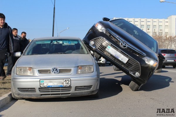 Причудливое ДТП в Актау: кроссовер наехал на легковушку