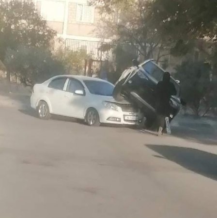 Причудливое ДТП в Актау: кроссовер наехал на легковушку
