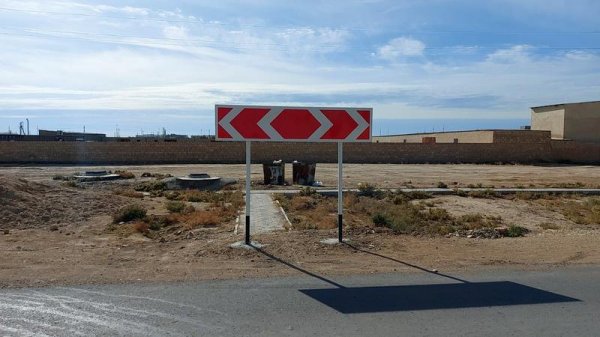 Жители пригорода Актау пожаловались на непродуманную установку дорожных знаков