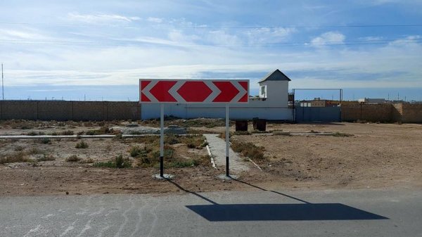 Жители пригорода Актау пожаловались на непродуманную установку дорожных знаков