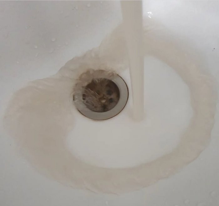 Жители Актау жалуются на грязную питьевую воду