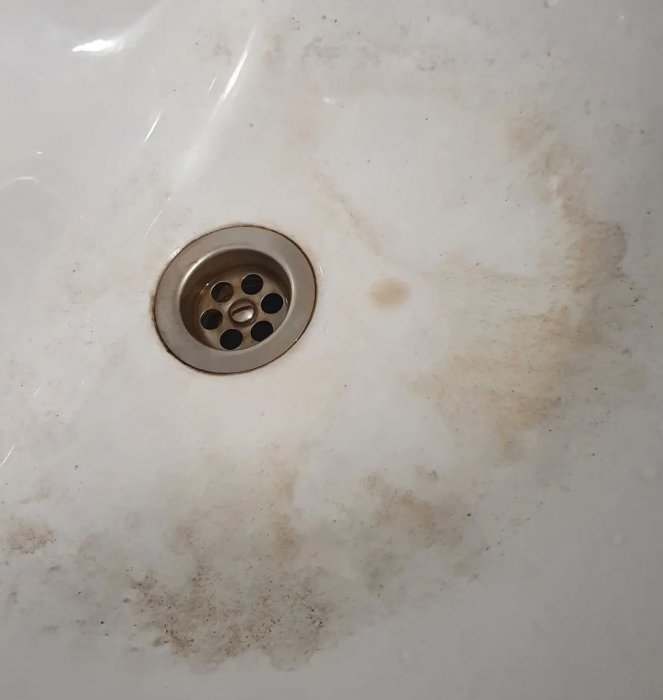 Жители Актау жалуются на грязную питьевую воду