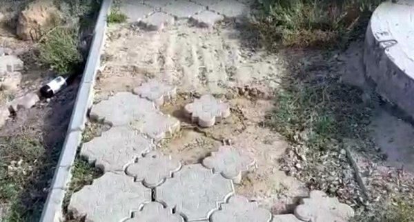 Чиновники объяснили странную установку дорожных знаков в пригороде Актау