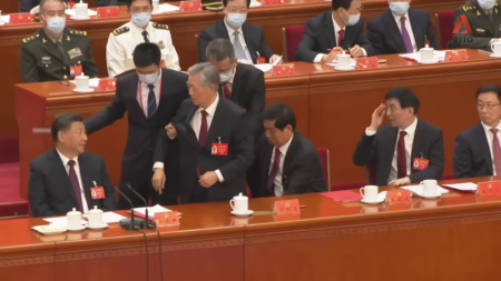 Выяснились новые подробности ухода Ху Цзиньтао с церемонии закрытия съезда КПК