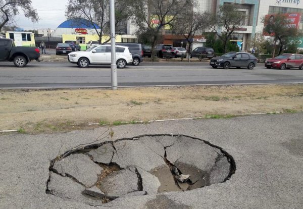 След от метеорита? Дыра появилась на асфальтовой дорожке в центре Актау