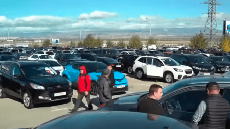 Казахстанцы принялись скупать автомобили в Грузии