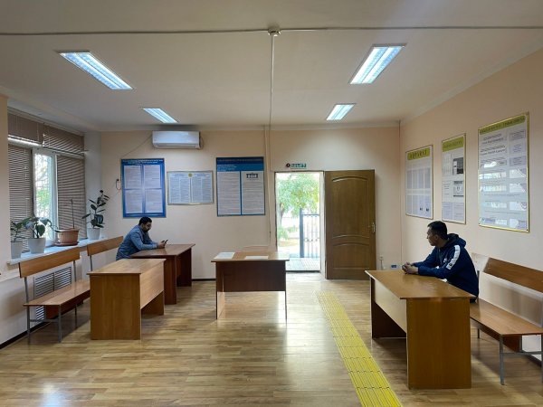 Нет даже стульев: жительница Актау пожаловалась на условия при подаче заявления в административный суд