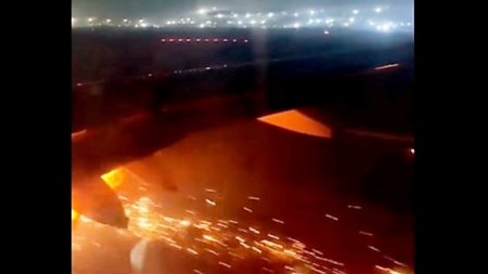 Турбина пассажирского самолета загорелась во время взлета